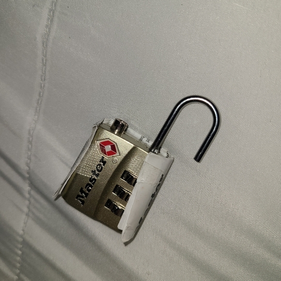(New) Master Lock resettable combination padlock - Picture 3 of 3